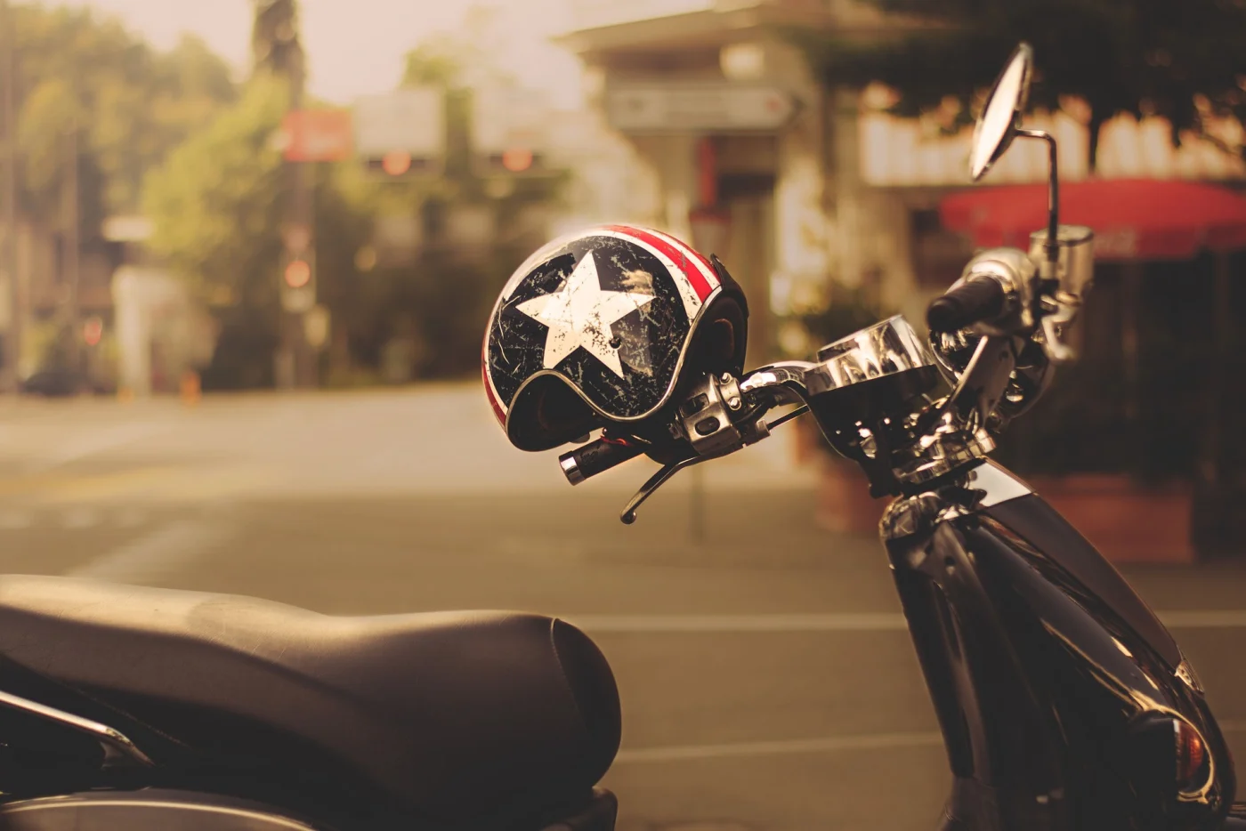 casque sur un vespa