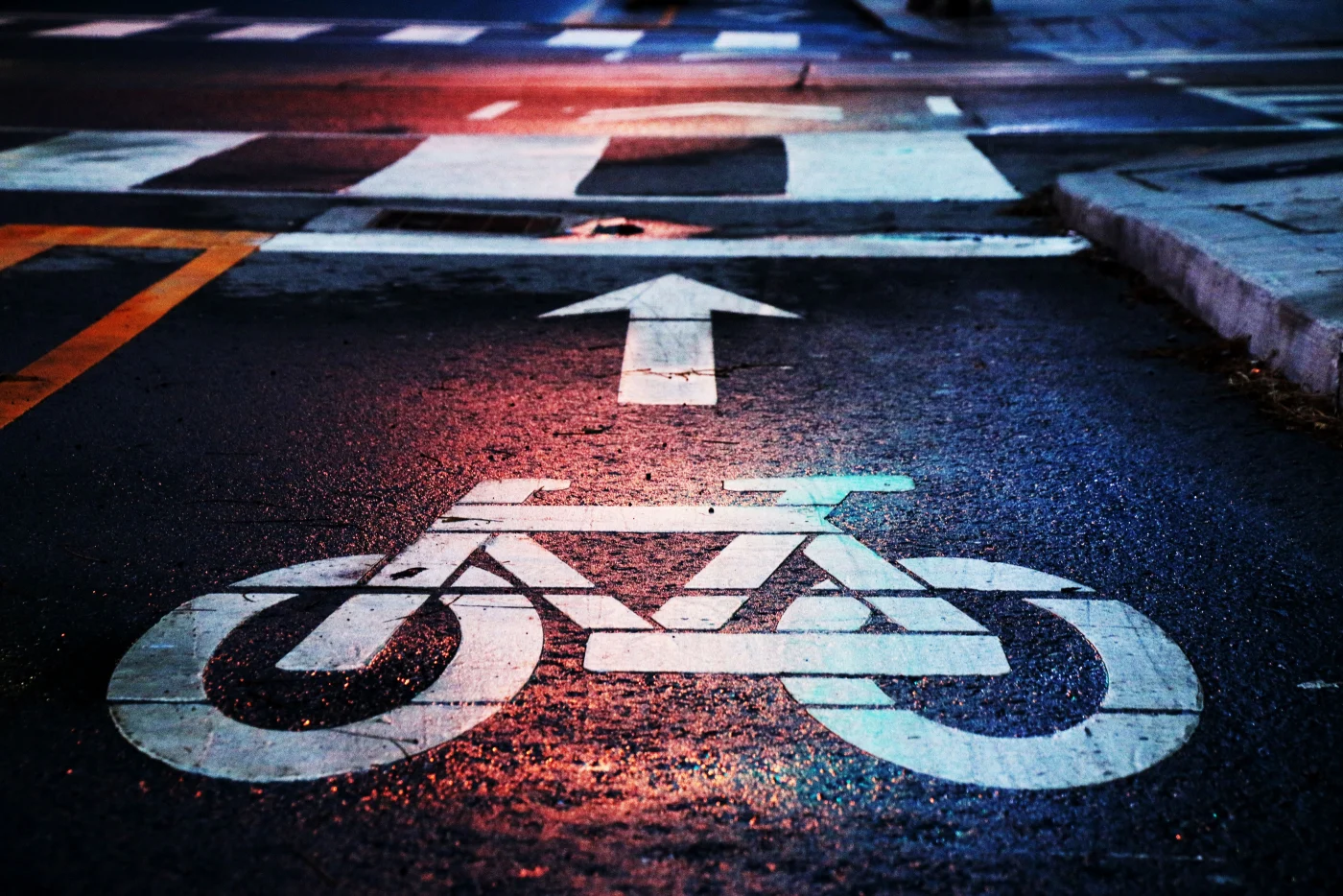 jeune femme recherche sur google un vélo