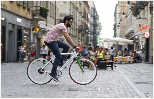 Homme à vélo electrique d'occasion