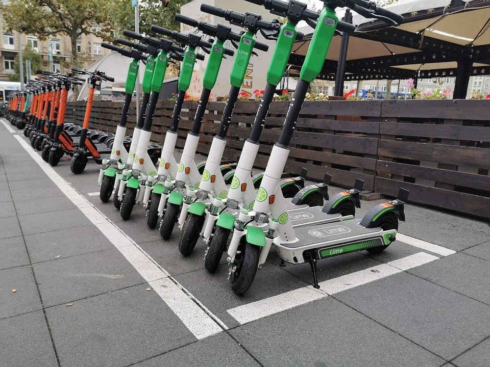 Trotinettes lime en stationnement