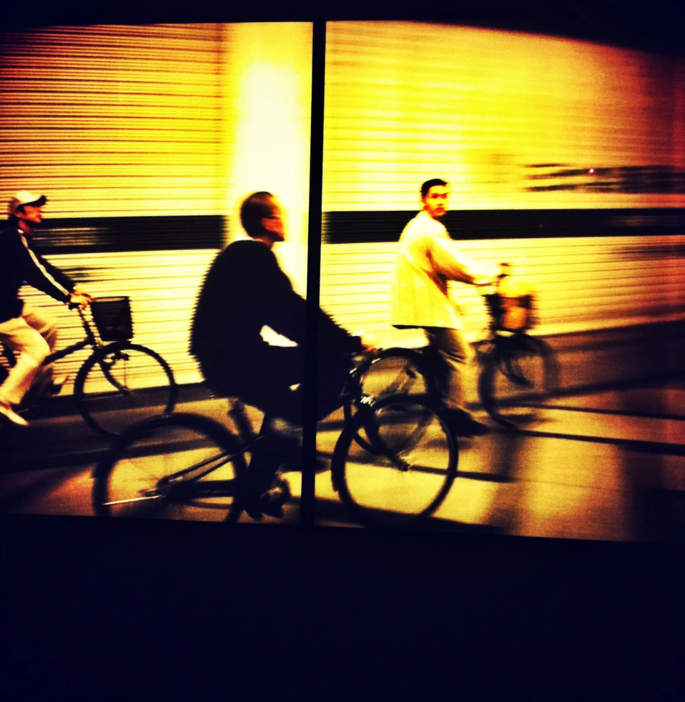 trois hommes à velo dans la nuit