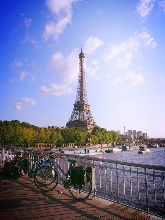 vélo de cyclotourisme sur un pont à Paris devant la Tour Effel