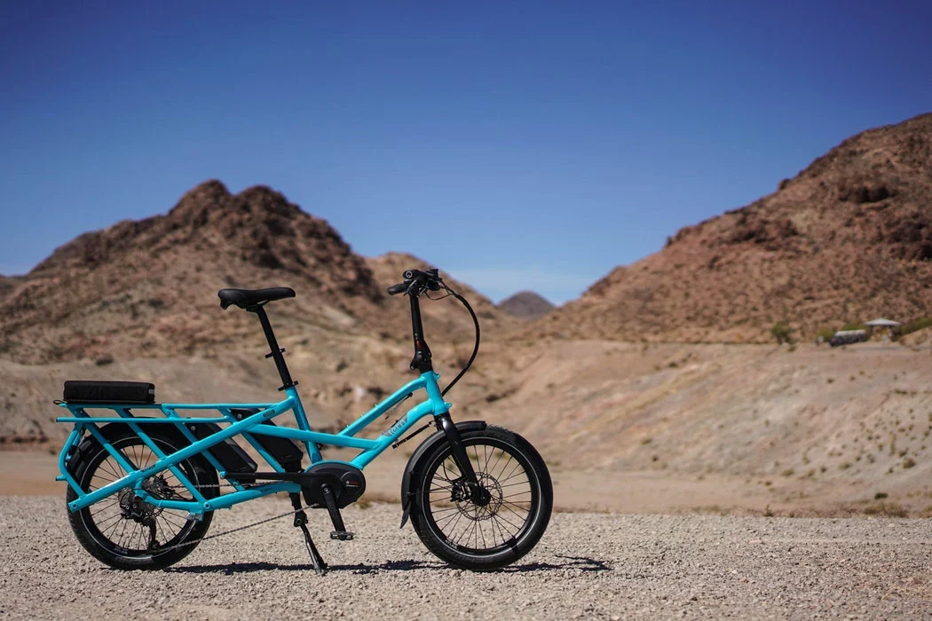 vélo bleu électrique dans le desert
