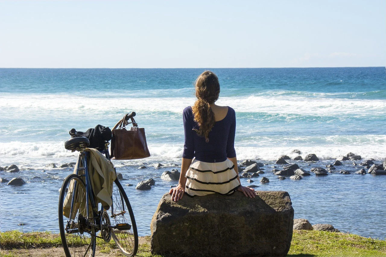 velo occassion bord de mer femme pensive