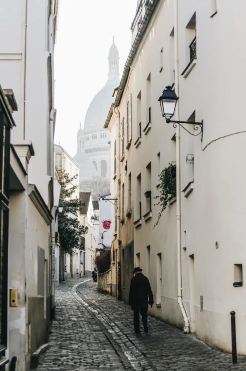 petite rue pavée pour cyclistes à paris