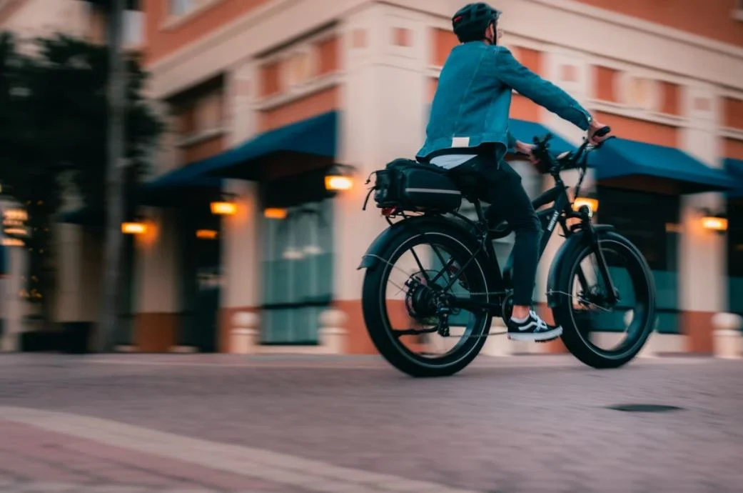 Vélo électrique noir d'occasion