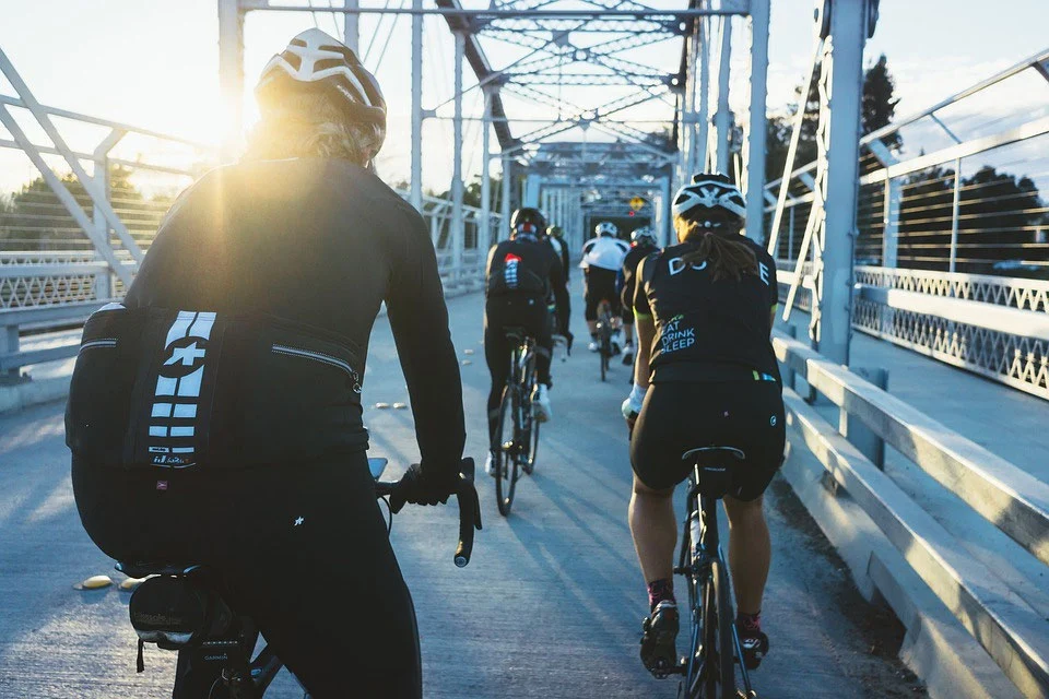femmes à vélo gravel d'occasion sur un pont