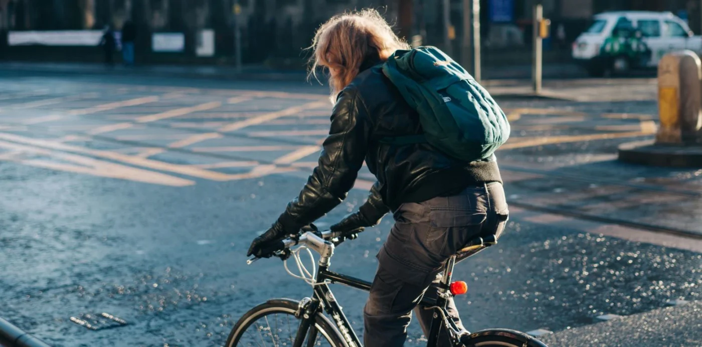 femme à velo en hiver