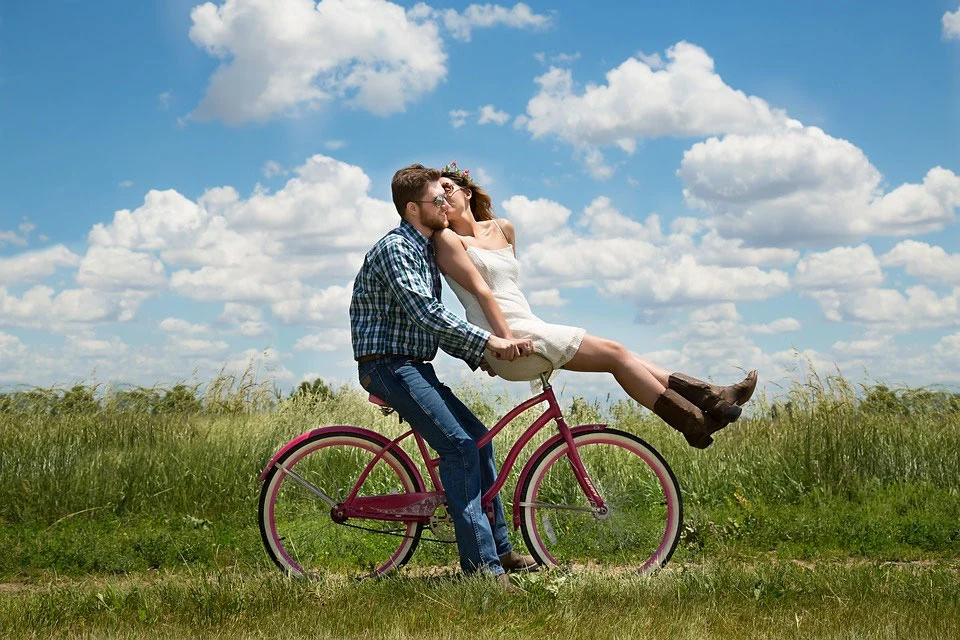 Couple sur un vélo à la campagne