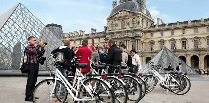 visite guidée de paris à vélo au louvre