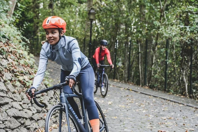 FEMME A VELO