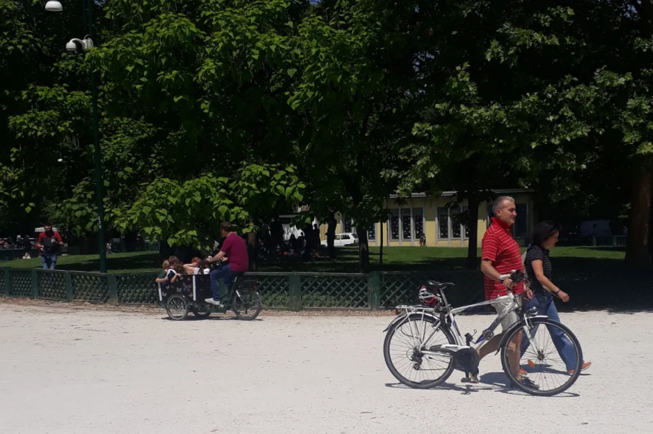 velo cargo dans un jardin à Milan