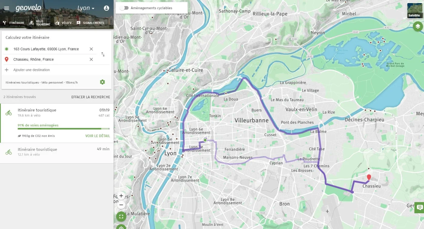 Calculateur d'itinéraire vélo proposant deux boucles touristiques sur un plan de ville