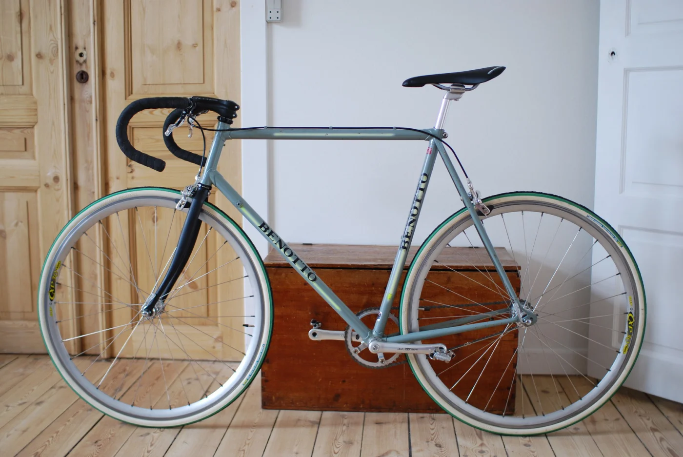 fixi vélo de course gris dans un appartement