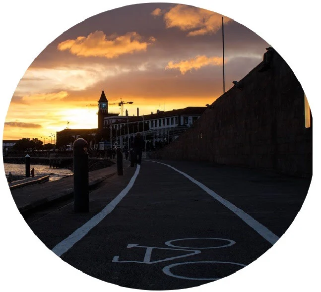 Couché de soleil sur piste cyclable
