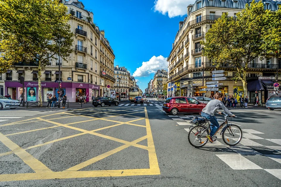 cyclistes rue de rivolie ou boulevard hausman à Paris