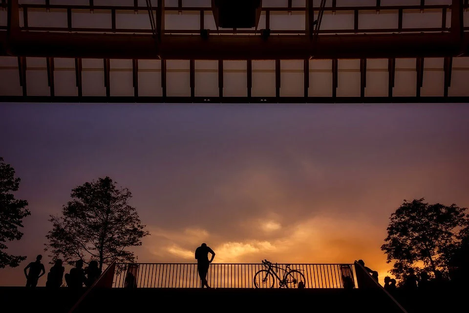 couché de soleil à paris sur vélo d'occasion