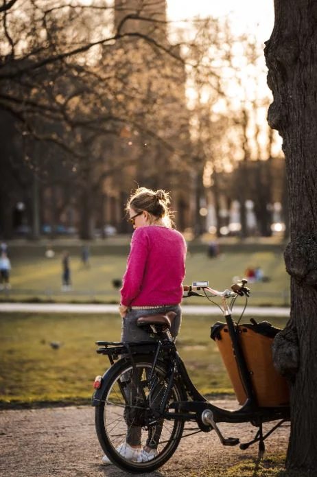 vélo cargo  femme pull rose