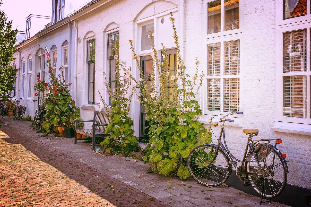 Vélo hollandais devant une maison blanche