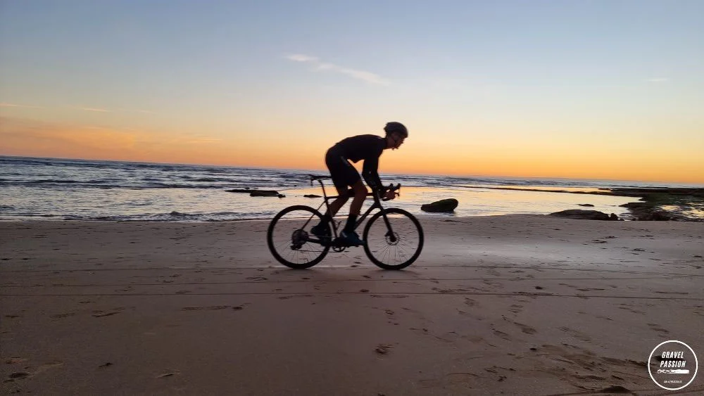 homme sur un gravel bike sur le sable