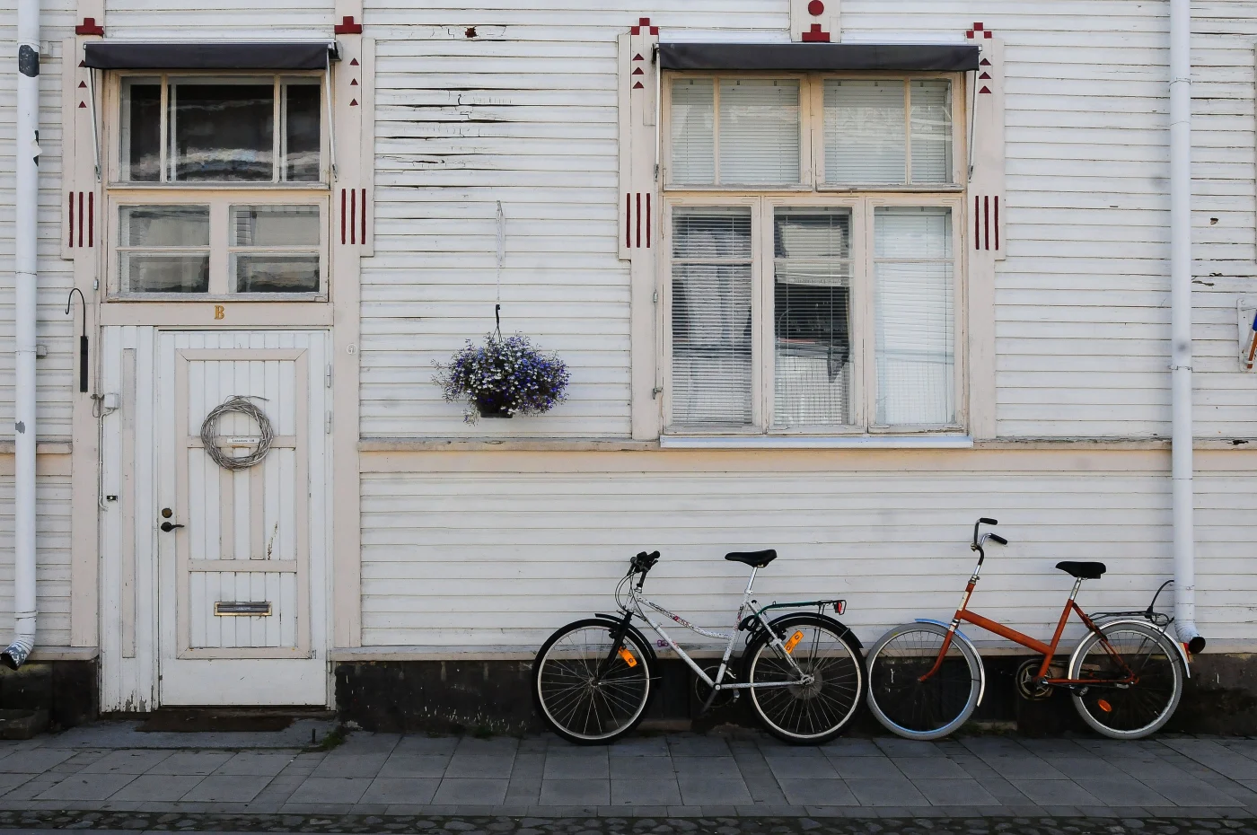 deux vélos d'occasion devant maison blanche