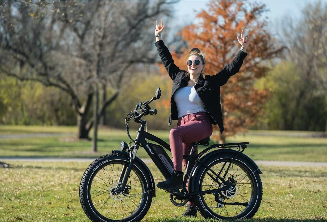 Femme  sur un vélo  électrique pliant