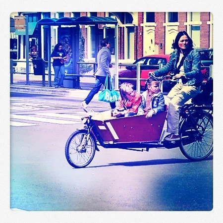 famille dans un vélo cargo en hollande
