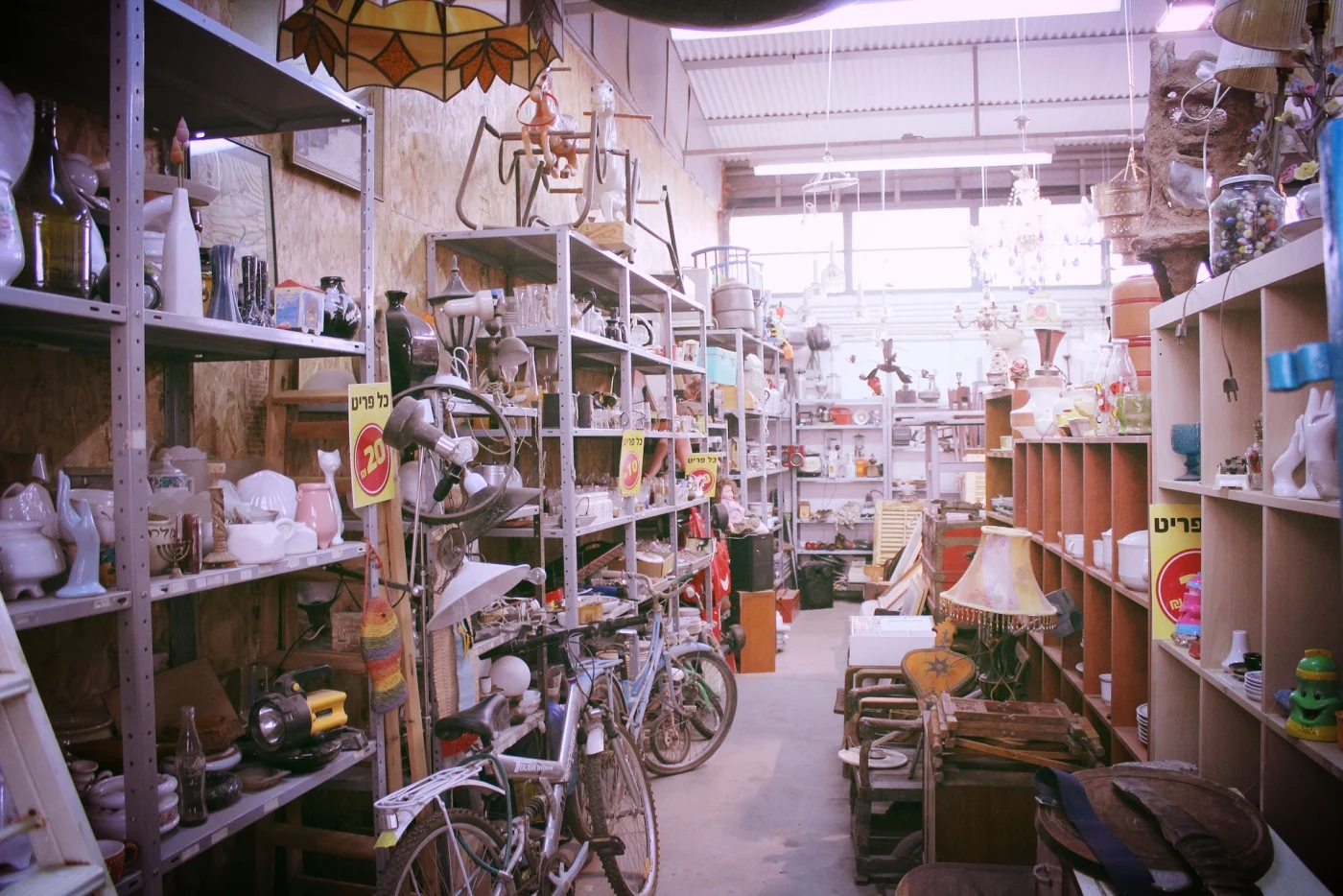marché aux puces avec vélos d'occasion à vendre