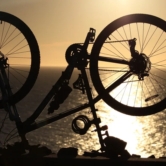 Vélo tout-terrain retourné sur sa selle et son guidon